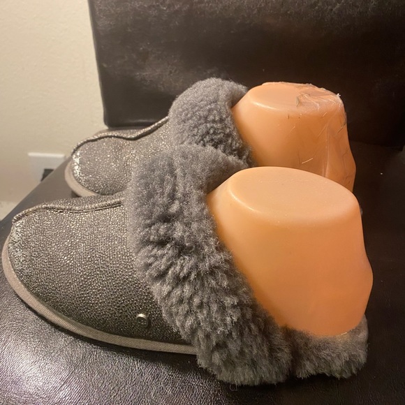 UGG Slippers Size 10 Women’s Gray Silver Fur Sherpa Slides Slippers Size 8 - Picture 5 of 11